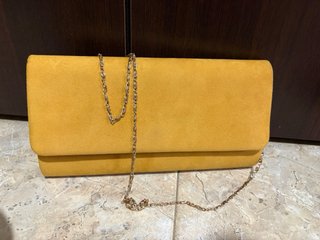 Bolso y zapatos de tacón amarillos mostaza