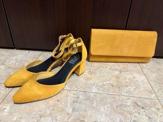 Bolso y zapatos de tacón amarillos mostaza