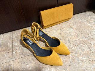 Bolso y zapatos de tacón amarillos mostaza