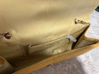 Bolso y zapatos de tacón amarillos mostaza