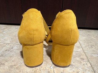 Bolso y zapatos de tacón amarillos mostaza