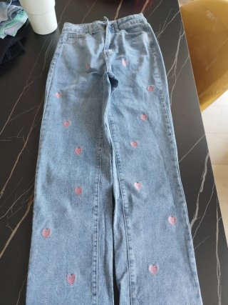 Jeans vita alta con cuoricini rosa