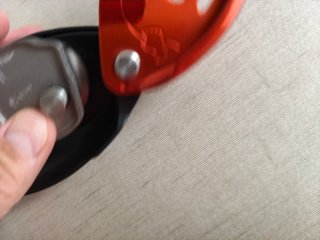 Arnés de escalada con mosquetón