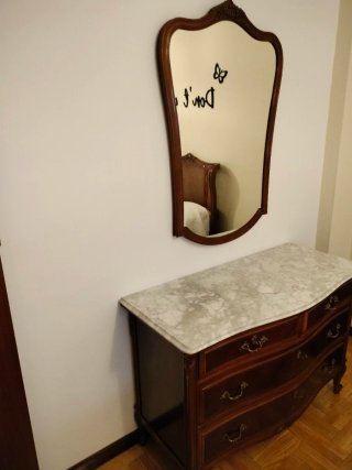 Dormitorio: 2 camas, mesita, cómoda y espejo