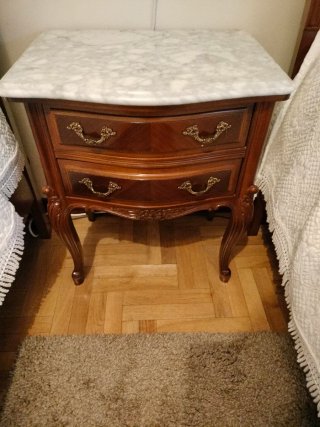 Dormitorio: 2 camas, mesita, cómoda y espejo