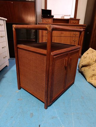 MUEBLE AUXILIAR BAMBÚ Y REJILLA