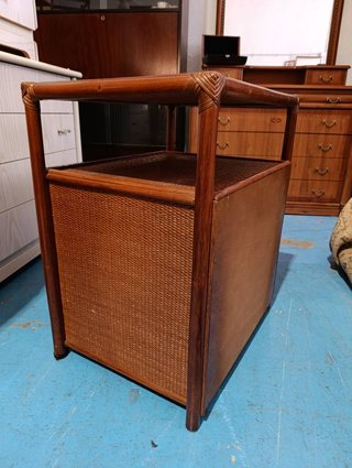 MUEBLE AUXILIAR BAMBÚ Y REJILLA
