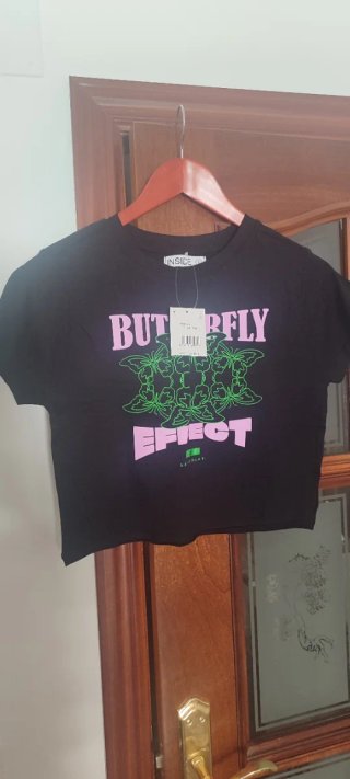 Camiseta INSIDE negra con mariposas