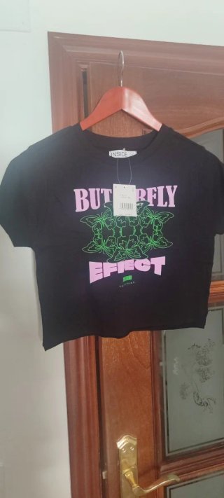 Camiseta INSIDE negra con mariposas