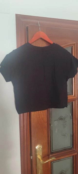 Camiseta INSIDE negra con mariposas