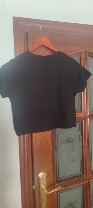 Camiseta INSIDE negra con mariposas