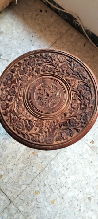 Mesita de madera tallada
