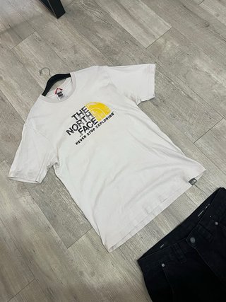 Camiseta The North Face Blanca y Amarilla