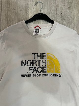 Camiseta The North Face Blanca y Amarilla