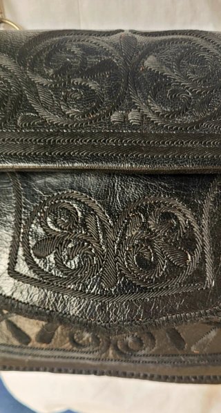 Bolso de piel negro.