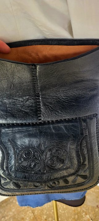 Bolso de piel negro.