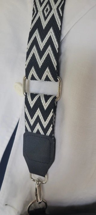 Bolso de piel negro.