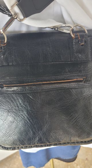 Bolso de piel negro.