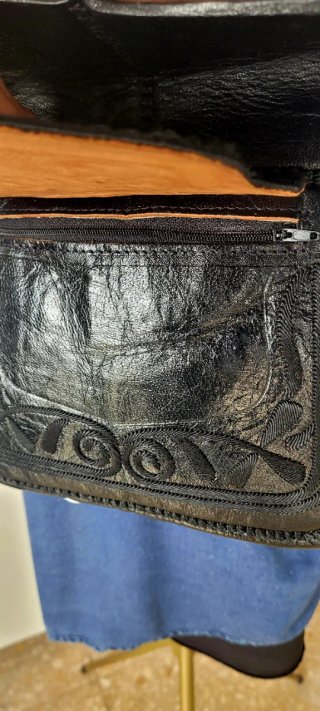 Bolso de piel negro.