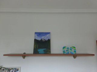 Estantería de madera y plástico