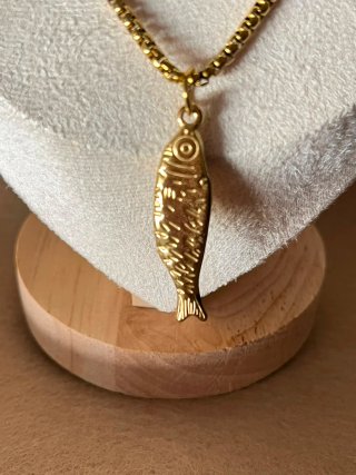 Collar con colgante de pez dorado