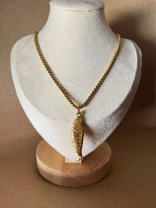 Collar con colgante de pez dorado