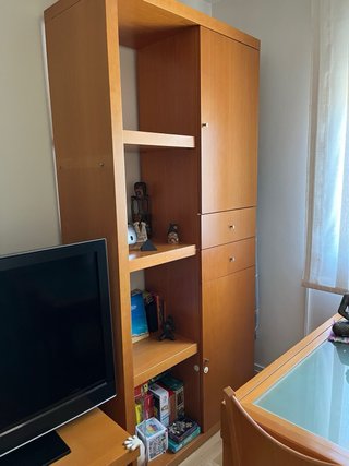 Salón comedor con muebles, mesa y 4 sillas