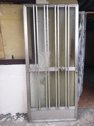 Puerta aluminio entrada como nueva