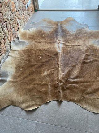 Dos alfombras  Piel de Vaca Beige y Marrón