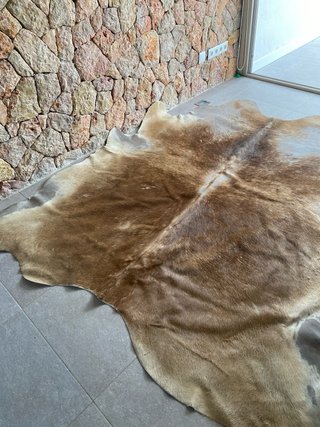 Dos alfombras  Piel de Vaca Beige y Marrón