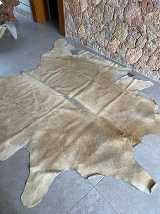 Dos alfombras  Piel de Vaca Beige y Marrón