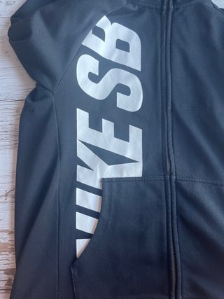 Chaqueta Nike SB Negra con Logo