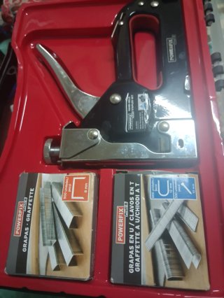 Grapadora Profesional + Grapas, marca Powertfix.