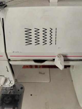 Máquina de coser Singer blanca