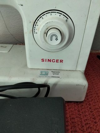 Máquina de coser Singer blanca