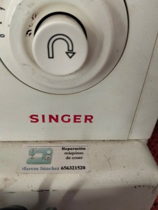 Máquina de coser Singer blanca