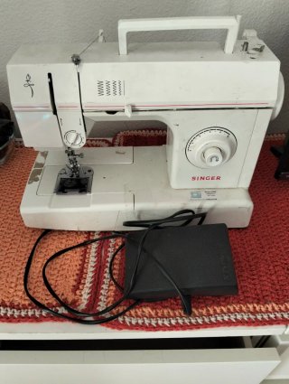 Máquina de coser Singer blanca