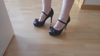 Zapatos de tacón negros con lazo