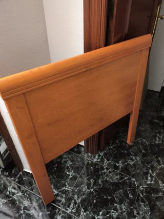 Cabecero de madera marrón