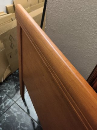 Cabecero de madera marrón