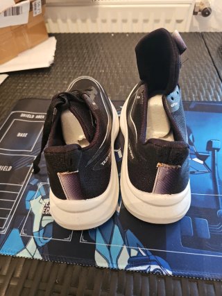 Zapatillas deportivas casuales negras y blancas
