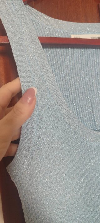 Camiseta azul brillante talla S sin estrenar.