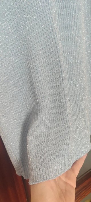 Camiseta azul brillante talla S sin estrenar.