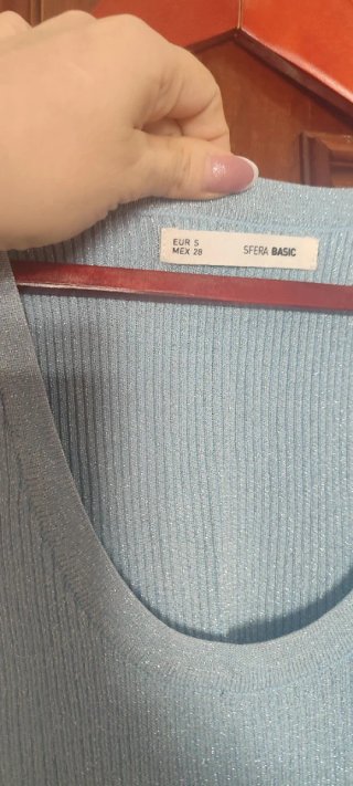 Camiseta azul brillante talla S sin estrenar.