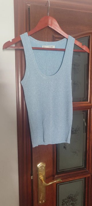 Camiseta azul brillante talla S sin estrenar.