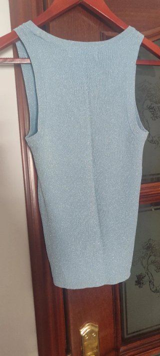 Camiseta azul brillante talla S sin estrenar.