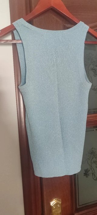 Camiseta azul brillante talla S sin estrenar.