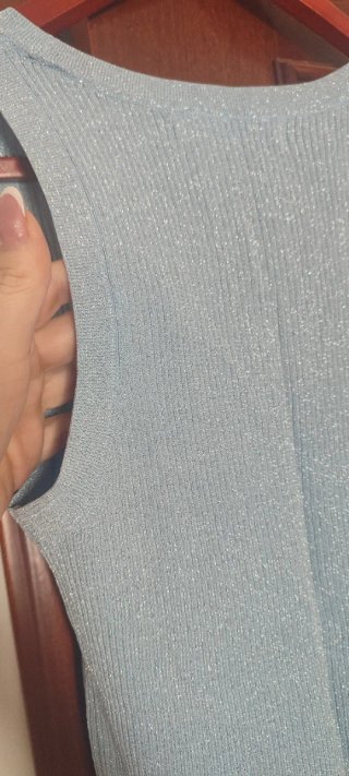 Camiseta azul brillante talla S sin estrenar.