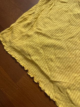 Camiseta de tirantes amarilla con encaje