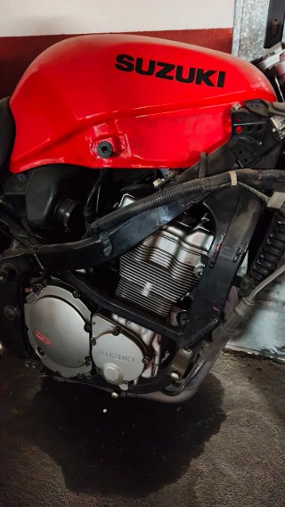 Suzuki GSXF 600 2002 Proyecto Restauración